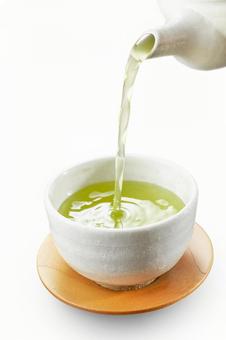 急須から注がれる緑茶 急須から注がれる緑茶の写真