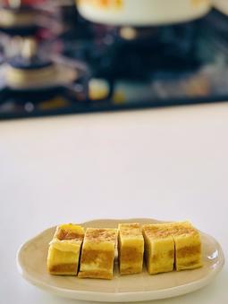 美味しい手作りだし巻き卵焼き(縦型3) 美味しい手作りだし巻き卵焼き(縦型3)の写真