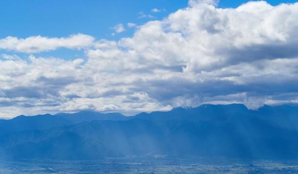 雲間から差し込む光芒の風景 雲間から差し込む光芒の風景の写真