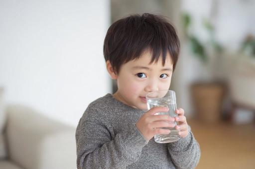グラスの水を飲む男の子-3 グラスの水を飲む男の子-3の写真