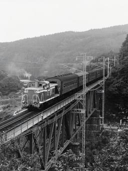 青井岳鉄橋を渡るDE10形 のりもの,鉄道写真,鉄道車両の写真素材
