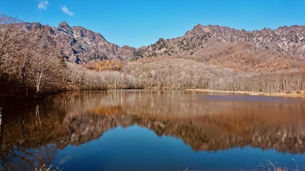 秋の鏡池 鏡池,もみじ,紅葉の写真素材