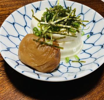 大きな梅干しに冷や奴 冷や奴,豆腐,和食の写真素材