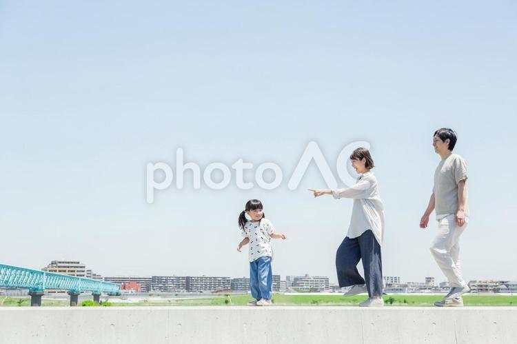 土手を行進する家族 人物,家族,女性の写真素材