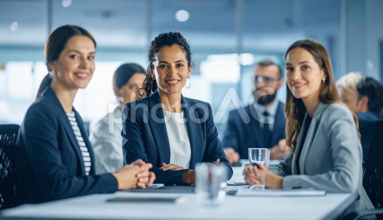 ミーティングをする外国人女性社員 ビジネス,オフィス,女性の写真素材