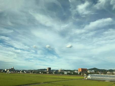 可愛い雲が浮かんでいるのどかな空 可愛い雲が浮かんでいるのどかな空の写真