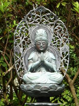 鎌倉市・浄光明寺の境内にて青銅仏像の写真