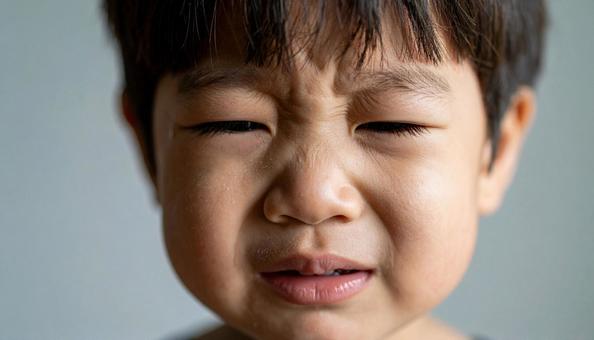 泣き顔の日本人の男の子 泣き顔の日本人の男の子の写真