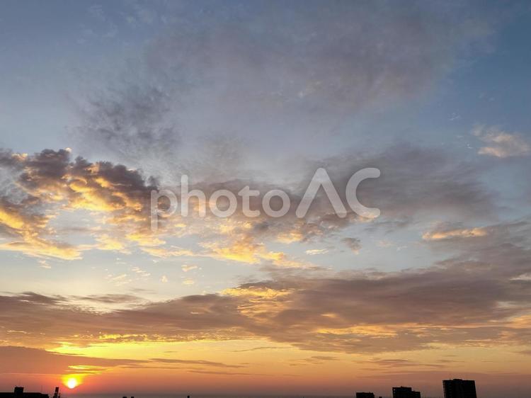 夕暮れの空 夕日,夕焼け,夕暮れの写真素材
