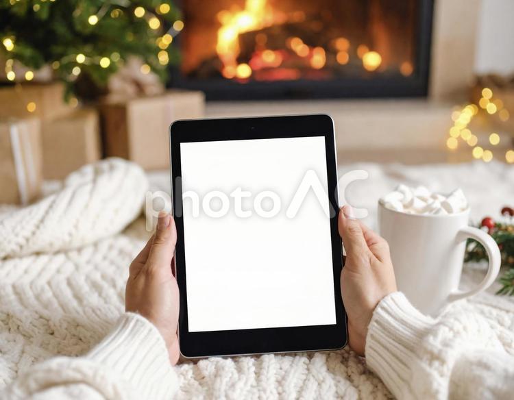 タブレット、クリスマスの装飾をした部屋 クリスマス,タブレット,部屋の写真素材