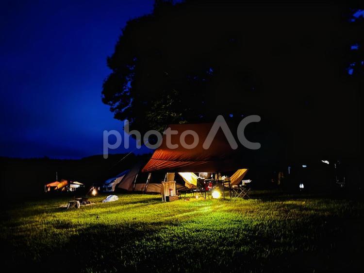 夜のテントサイト 沢水 キャンプ,キャンプ場,テントの写真素材