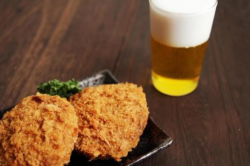 ビールとコロッケの食事 ビールとコロッケの食事 ビール,コロッケ,食事の写真素材