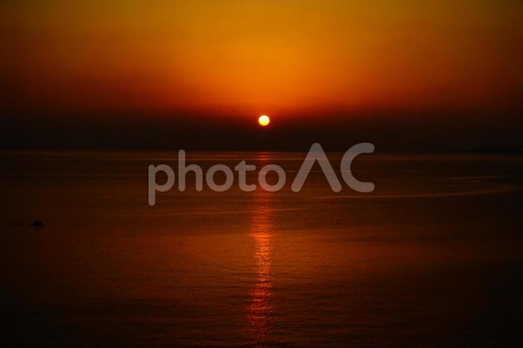 ★＜夜明けの五島＞鐙瀬溶岩海岸の日の出 夜明けの風景,日の出の風景,夕方の風景の写真素材