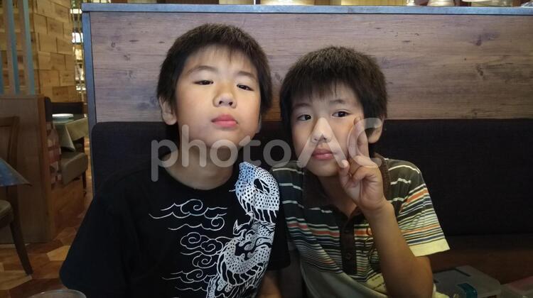 双子の男の子 男の子,子供,子どもの写真素材