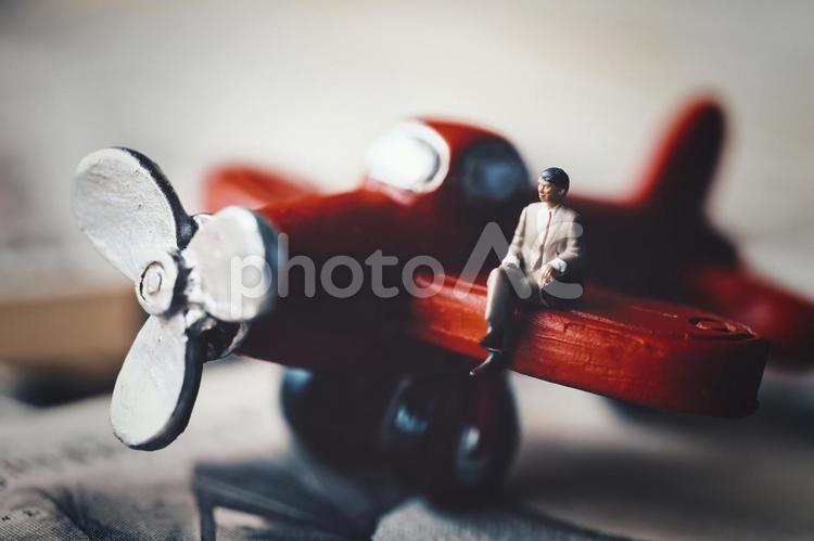 飛行機とミニチュアのビジネスマン 旅行,ビジネスマン,背景の写真素材
