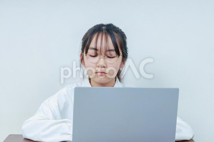 PCを操作する眼鏡をかけた女子小学生 女性,小学生,少女の写真素材