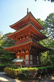 医王山 油山寺の三重塔 医王山 油山寺の三重塔 油山寺,三重塔,仏塔の写真素材