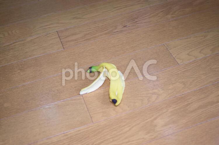 床に落ちているバナナの皮 バナナ,皮,床の写真素材