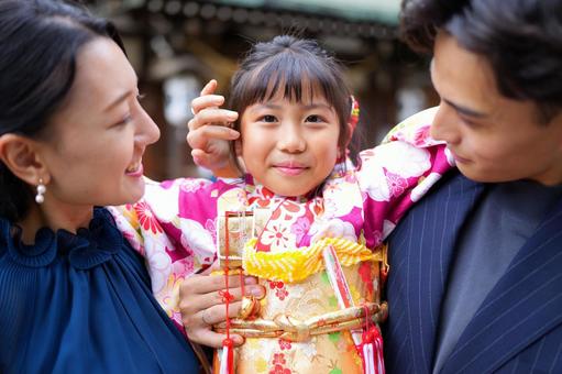 着物姿の女の子と両親 着物姿の女の子と両親 七五三,お参り,七五三参りの写真素材