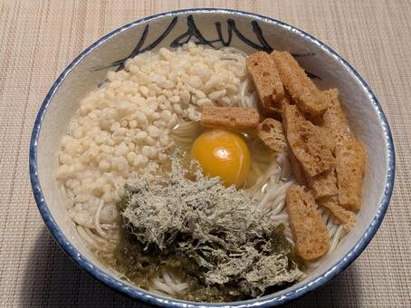 小雪過ぎの木曜日の朝に食べたかけうどん うどん,田奈うどん,生卵の写真素材