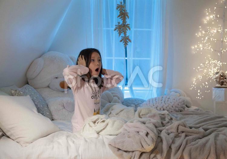 ベッドで頭を抱えるて怖がる女の子 子ども,女の子,外国人の写真素材