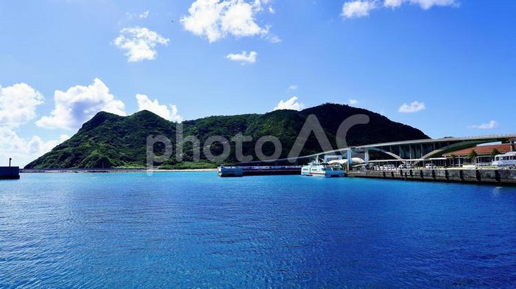 沖縄県阿嘉島の港と阿嘉大橋と慶留間島 慶留間島,阿嘉大橋,阿嘉島の写真素材