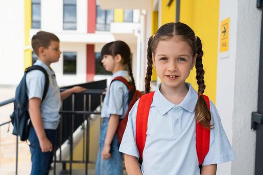 カメラ目線の生徒たち 男の子,女の子,子どもの写真素材