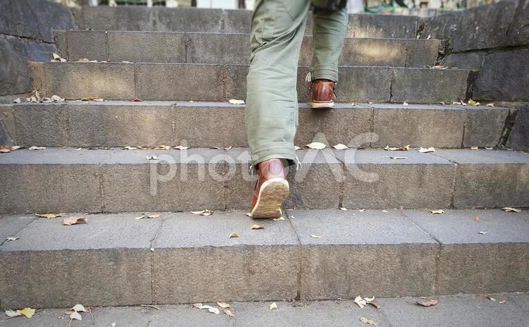 石の階段を上がる人 人物,階段を上がる,ふみしめるの写真素材