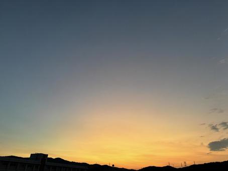 夕日に染まる秋空 夕日に染まる秋空の写真