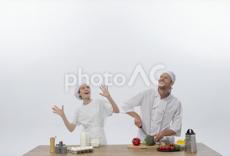 驚く女性とブロッコリーを切る男性3 男女,男性,ブロッコリーの写真素材