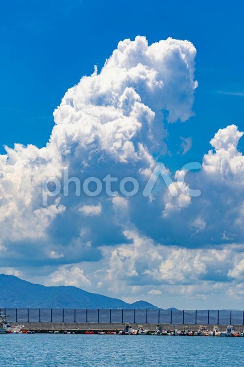 港から眺める夏の空と雲 海,空,風景の写真素材