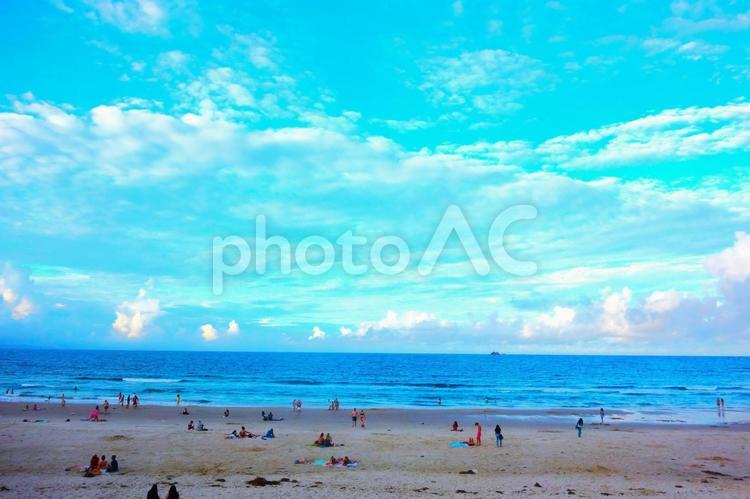 家族連れが集まるビーチの風景 夏,家族旅行,レジャーの写真素材