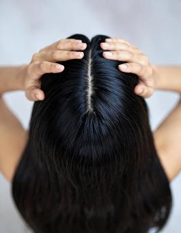 女性 黒髪 艷やか 毛髪 つむじの写真