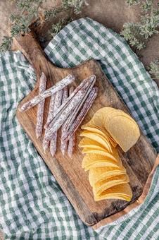 サラミとポテトチップス ポテトチップス,お菓子,サラミの写真素材