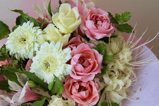 ピンクのバラと白いガーベラの花束 ピンクのバラと白いガーベラの花束 バラ,花,華やかの写真素材