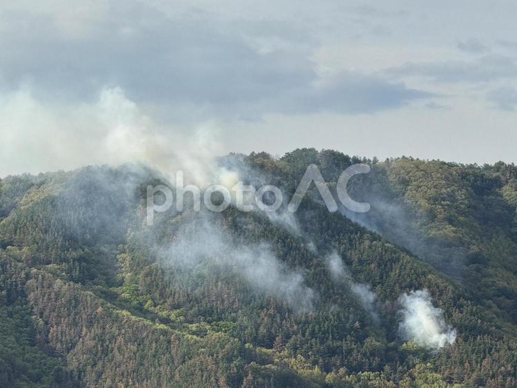 山火事（長野県松本市中山) 山,山火事,煙の写真素材
