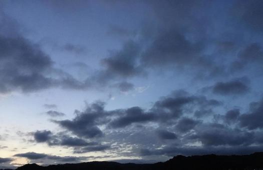 明け方　東の空 空,雲,灰色の写真素材