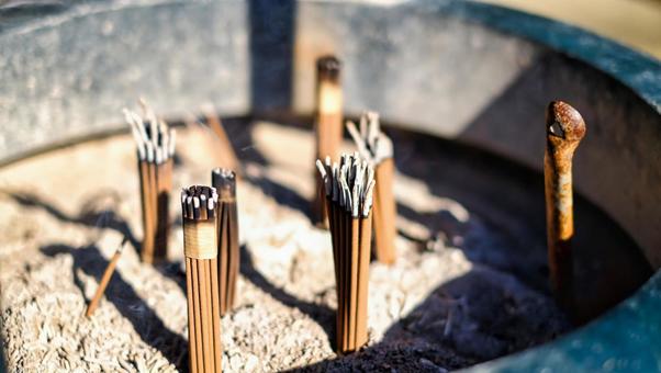 お祈りするための線香 景色,風景,匂いの写真素材