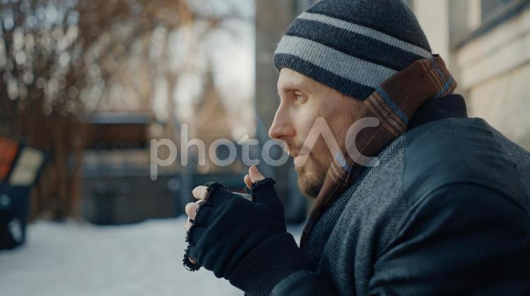 飲み物を持っている男性のホームレス 男性,ニット帽,人物の写真素材