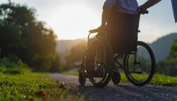 車椅子を押す手の写真
