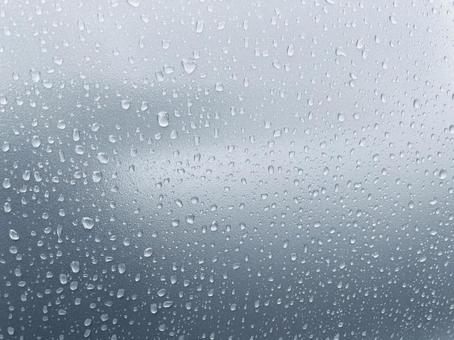 金属板についた雨粒 金属板についた雨粒の写真