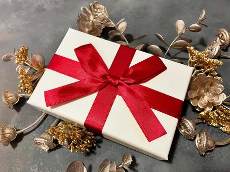 赤いリボンのギフトボックスと植物の飾り プレゼント,ギフト,クリスマスの写真素材