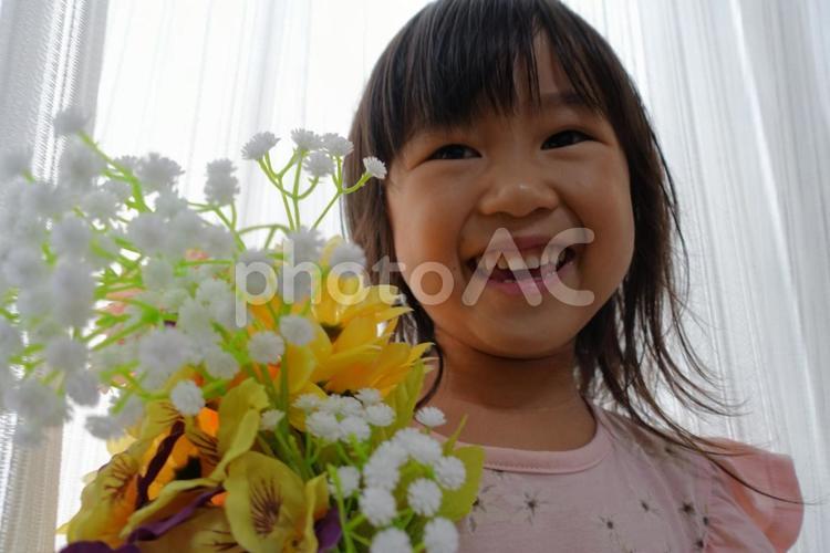 花をもらって喜び笑顔の子供 花,自然,女の子の写真素材