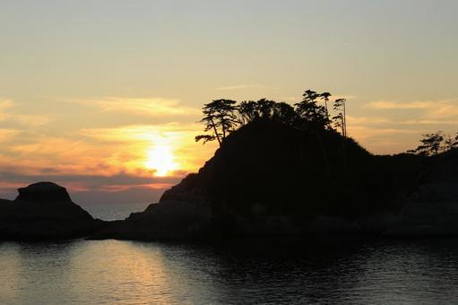 堂ヶ島の向こうに綺麗な夕陽 堂ヶ島の向こうに綺麗な夕陽の写真