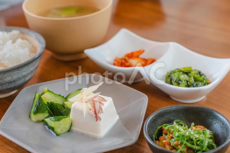 冷奴と納豆が並ぶ和朝食 朝食,和食,ご飯の写真素材