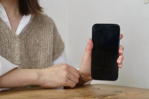 スマホを持つ女性 スマホ,女性,ビジネスの写真素材