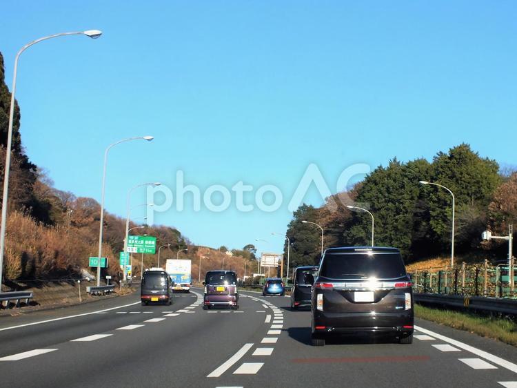 上り坂を走行中　３車線道路の高速 高速道路,道路,ドライブの写真素材