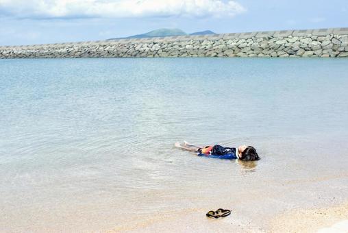 <素材>夏の海で楽しく水遊びをする男の子 <素材>夏の海で楽しく水遊びをする男の子 子供,男性,人物の写真素材