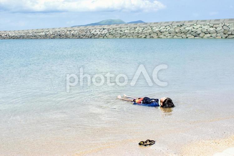 ＜素材＞夏の海で楽しく水遊びをする男の子 子供,男性,人物の写真素材
