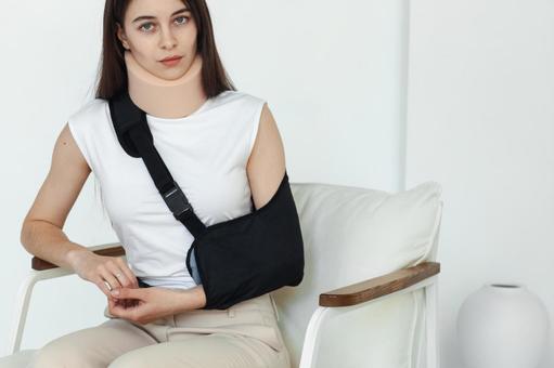 事故にあった女性 ケガ,通院,治療の写真素材